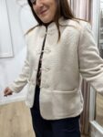 chaqueta-lanosa-beige-cierres-alamares