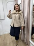 abrigo-corto-beis-cuello-pelo-sintetico