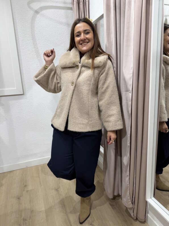 abrigo-corto-beis-cuello-pelo-sintetico