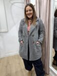 abrigo-corto-gris-jaspeado-doble-botonadura moda mujer 35 a 45 años
