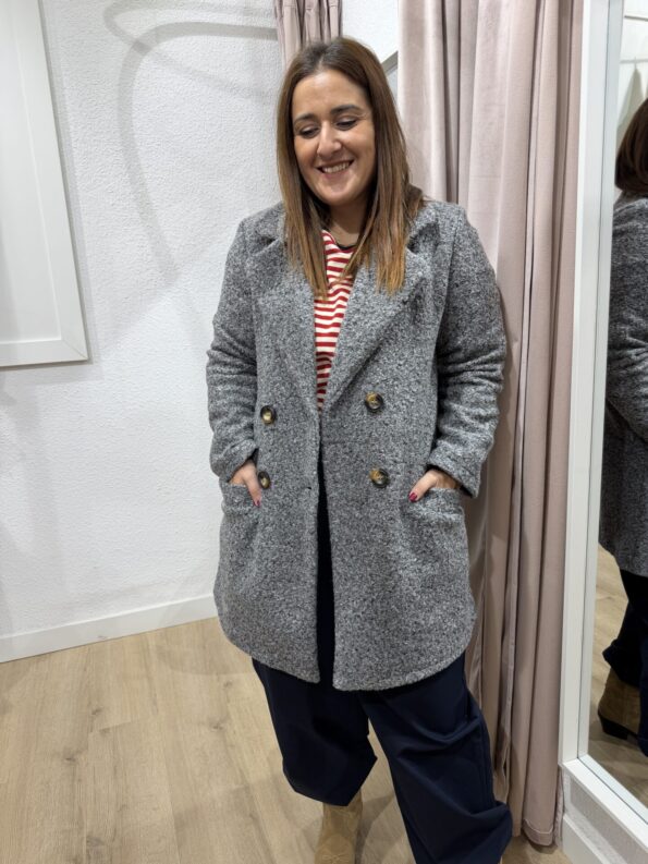 abrigo-corto-gris-jaspeado-doble-botonadura moda mujer 35 a 45 años
