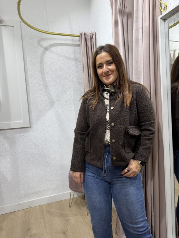 chaqueta-boucle-estilo-chanel-marrón-chocolate moda mujer 35 a 45 años